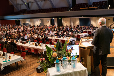Die Kammerversammlung ist das höchste Beschlussorgan der LWK. Ihre insgesamt 138 ehrenamtlichen Mitglieder sind zu zwei Dritteln landwirtschaftliche Unternehmerinnen und Unternehmer und zu einem Drittel Arbeitnehmerinnen und Arbeitnehmer. - © Christopher Hanraets Die Kammerversammlung ist das höchste Beschlussorgan der LWK. Ihre insgesamt 138 ehrenamtlichen Mitglieder sind zu zwei Dritteln landwirtschaftliche Unternehmerinnen und Unternehmer und zu einem Drittel Arbeitnehmerinnen und Arbeitnehmer.