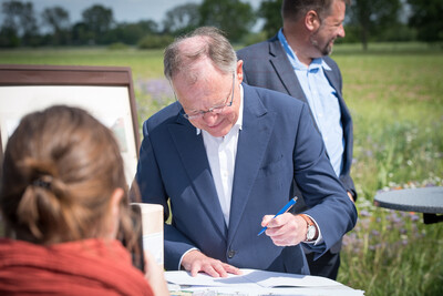 Ministerpräsident Stephan Weil unterzeichnet die Vereinbarung Der Niedersächsische Weg – Maßnahmenpaket für Natur-, Arten- und Gewässerschutz am 25.05.2020 in Wunstorf.