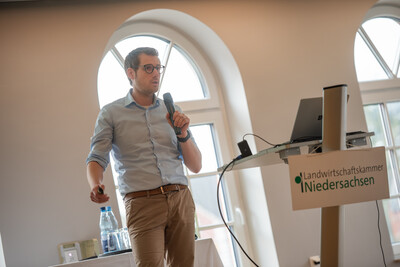 Timo Blecher von Feldsaaten Freudenberger referierte zum Thema 'Züchterische Leistungen erkennen und nutzen'. - © Christopher Hanraets Timo Blecher von Feldsaaten Freudenberger referierte zum Thema 'Züchterische Leistungen erkennen und nutzen'.