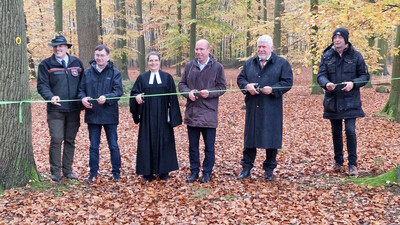 Eröffnung des RuheForst Hellwege mit (v.l.) Rudolf Alteheld (LWK), Ortsbürgermeister Wolfgang Harling, Pastorin Hilke Bauermeister, Samtgemeindebürgermeister Holger Bahrenburg, Jost Arnold (RuheForst GmbH) und Hans-Hinrich Willenbrock (Realverband).