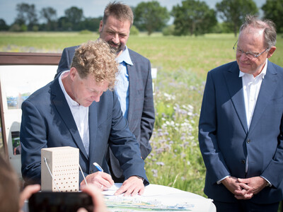  Dr. Holger Buschmann (NABU) bei der Unterzeichnung der Vereinbarung Der Niedersächsische Weg – Maßnahmenpaket für Natur-, Arten- und Gewässerschutz am 25.05.2020 in Wunstorf.