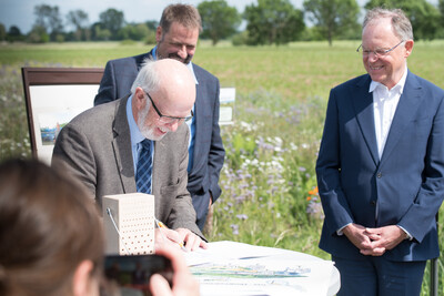 Kammerpräsident Gerhard Schwetje bei der Unterzeichnung der Vereinbarung Der Niedersächsische Weg – Maßnahmenpaket für Natur-, Arten- und Gewässerschutz am 25.05.2020 in Wunstorf.