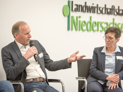 Martin Roberg (lAusschuss Arbeitnehmerberatung, Weiterbildung, l.) und die Jahrgangsbeste Elisabeth Brinkmann während der Ehrung der Jahrgangsbesten in der Aus- und Fortbildung am 21.02.2024 in Hannover.