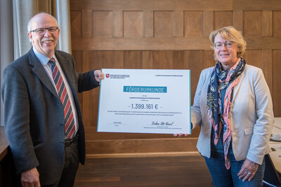 Kammerpräsident Gerhard Schwetje (l.) und Agrarministerin Barbara Otte-Kinast beim Auftakt für das Projekt zur klimaschonenden Moornutzung (MoWa) am 11.04.2022 in Oldenburg.