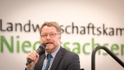 Kammerdirektor Dr. Bernd von Garmissen während der Ehrung der Jahrgangsbesten in der Aus- und Fortbildung am 21.02.2024 in Hannover.