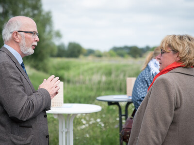 Kammerpräsident Gerhard Schwetje (l.) und Landwirtschaftsministerin Barbara Otte-Kinast am Rande der Unterzeichnung der Vereinbarung Der Niedersächsische Weg – Maßnahmenpaket für Natur-, Arten- und Gewässerschutz am 25.05.2020 in Wunstorf.