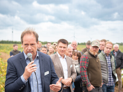 Betonte die bundesweite Bedeutung des LWK-Feldversuchswesens: Volker Hahn (Vorsitzender des LWK-Fachbeirats Versuchswesen Pflanze) auf dem LeguNet-Soja-Feldtag der Landwirtschaftskammer Niedersachsen in Blender (Kreis Verden).