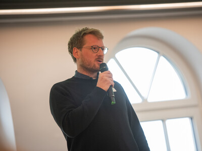 Dr. Tammo Peters, Leiter des Fachbereichs Grünland und Futterbau bei der LWK, begrüßte die Gäste des Grünlandtags. - © Christopher Hanraets Dr. Tammo Peters, Leiter des Fachbereichs Grünland und Futterbau bei der LWK, begrüßte die Gäste des Grünlandtags.