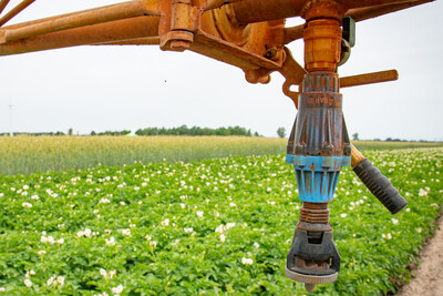 Düsenwagen zur Feldberegnung beim Feldtag zum Thema Landwirtschaft und Wasserschutz am 17.06.2026 in Schwüblingsen (Uetze/Region Hannover). - © Wolfgang Ehrecke Düsenwagen zur Feldberegnung beim Feldtag zum Thema Landwirtschaft und Wasserschutz am 17.06.2026 in Schwüblingsen (Uetze/Region Hannover).