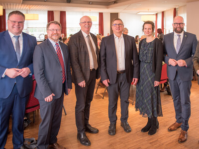 Dr. Günter Kuhnt (4.v.l.), Nachfolgerin Friederike Gerken (5.v.l.) mit (v.l.) Landrat Tobias Gerdesmeyer, Kammerdirektor Dr. Bernd v. Garmissen, Kammerpräsident Gerhard Schwetje, Landrat Johann Wimberg, Stefan Ortmann (stellv. Direktor), Hajo Suhr (OL). - © Wolfgang Ehrecke Dr. Günter Kuhnt (4.v.l.), Nachfolgerin Friederike Gerken (5.v.l.) mit (v.l.) Landrat Tobias Gerdesmeyer, Kammerdirektor Dr. Bernd v. Garmissen, Kammerpräsident Gerhard Schwetje, Landrat Johann Wimberg, Stefan Ortmann (stellv. Direktor), Hajo Suhr (OL).