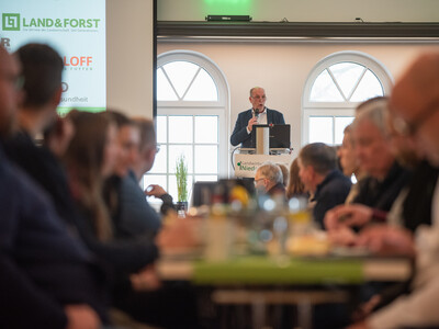 LWK-Vizepräsident Manfred Tannen eröffnete den 73. Grünlandtag in der Markthalle in Rodenkirchen. - © Christopher Hanraets LWK-Vizepräsident Manfred Tannen eröffnete den 73. Grünlandtag in der Markthalle in Rodenkirchen.