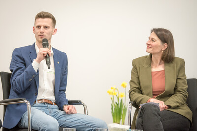 Jahrgangsbester Hinnerk Lohmann (l.) und Agrarministerin Miriam Staudte während der Ehrung der Jahrgangsbesten in der Aus- und Fortbildung am 21.02.2024 in Hannover.