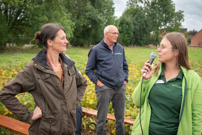 Agrarministerin Miriam Staudte (l.) und Wiebke Schlich (LeguNet, r.) auf  LeguNet-Soja-Feldtag der Landwirtschaftskammer Niedersachsen in Blender im Kreis Verden.