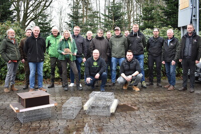 Zehn Mitarbeiter der Außenarbeitsstellen der Staatlichen Moorverwaltung sowie drei Privatfänger haben bei der Landwirtschaftskammer Niedersachsen die Sachkundeunterweisung und -prüfung zur Bisambekämpfung abgelegt. - © Nora Kretzschmar Zehn Mitarbeiter der Außenarbeitsstellen der Staatlichen Moorverwaltung sowie drei Privatfänger haben bei der Landwirtschaftskammer Niedersachsen die Sachkundeunterweisung und -prüfung zur Bisambekämpfung abgelegt.
