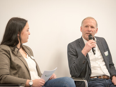 Moderatorin Larissa Trutwig (l.) und Martin Roberg (Ausschuss Arbeitnehmerberatung, Weiterbildung) während der Ehrung der Jahrgangsbesten in der Aus- und Fortbildung am 21.02.2024 in Hannover.