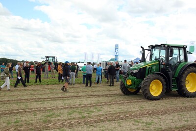 Besucherandrang auf dem Feldtag Gemüsebau 2022 - © LFA Mecklenburg-Vorpommern Besucher in Gülzow auf dem Feldtag Freilandgemüsebau der LFA MV