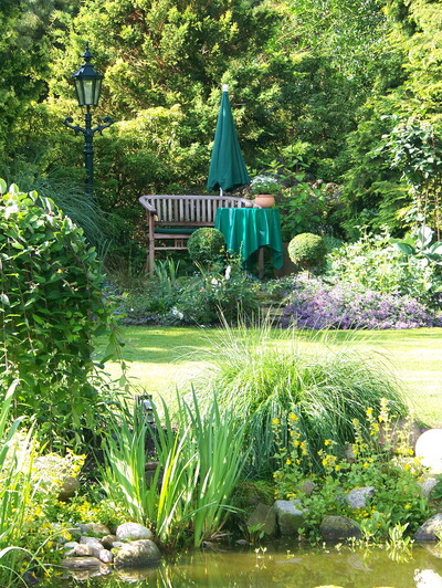 Sitzbank am Teich - © Christiane Rehkamp /media/media/69221405-F649-CFBA-D049F85CB1D2BD3F.JPG