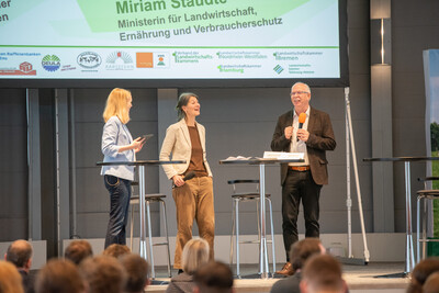 Moderatorin Janina Tiedemann, Landwirtschaftsministerin Miriam Staudte und LWK-Präsident Gerhard Schwetje beim Eröffnungstalk