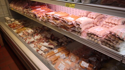 Verkauf von Fleischwaren im Hofladen