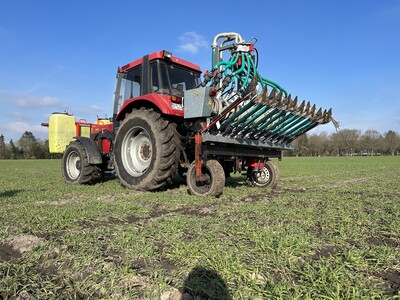 Trecker mit Schleppschuhverteiler