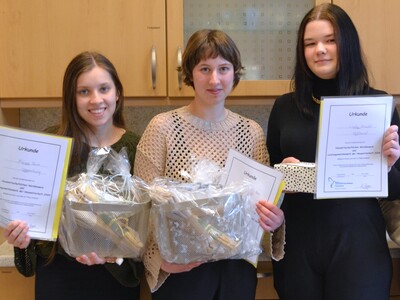 Miriam Meier (links, 2. Platz) und Michelle Dieker (2. von links, 1. Platz) werden Cloppenburg Mitte April beim Landesentscheid des hauswirtschaftlichen Wettbewerbs in Hannover vertreten.