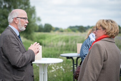 Kammerpräsident Gerhard Schwetje (l.) und Landwirtschaftsministerin Barbara Otte-Kinast am Rande der Unterzeichnung der Vereinbarung Der Niedersächsische Weg – Maßnahmenpaket für Natur-, Arten- und Gewässerschutz am 25.05.2020 in Wunstorf.