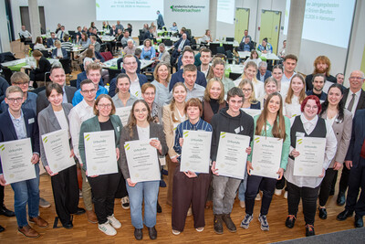37 Frauen und Männer sind in Hannover-Ahlem von der Landwirtschaftskammer Niedersachsen für ihre herausragenden Prüfungsleistungen in der Aus- und Fortbildung geehrt worden (nicht alle Geehrten konnten am Fototermin teilnehmen). - © Wolfgang Ehrecke 37 Frauen und Männer sind in Hannover-Ahlem von der Landwirtschaftskammer Niedersachsen für ihre herausragenden Prüfungsleistungen in der Aus- und Fortbildung geehrt worden (nicht alle Geehrten konnten am Fototermin teilnehmen).