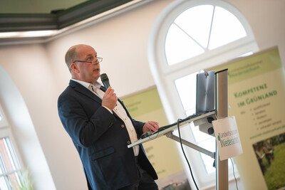 LWK-Vizepräsident Manfred Tannen eröffnete den 73. Grünlandtag in der Markthalle in Rodenkirchen. - © Christopher Hanraets LWK-Vizepräsident Manfred Tannen eröffnete den 73. Grünlandtag in der Markthalle in Rodenkirchen.