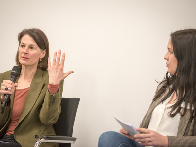 Agrarministerin Miriam Staudte (l.) und Moderatorin Larissa Trutwig während der Ehrung der Jahrgangsbesten in der Aus- und Fortbildung am 21.02.2024 in Hannover.