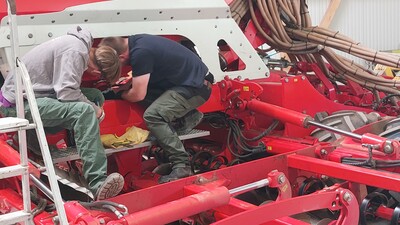 Abdrehprobe an der pneumatischen Drillmaschine - © Rolf Fricke Berufsausbildung Landwirt / Landwirtin
