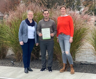 Zertifikatsübergabe v.l. Frauke Schwiderrek,  Petru-Claudiu Scutelnicu, Carolin Brinkhoff (Honkomp Garten- und Landschaftsbau GmbH)