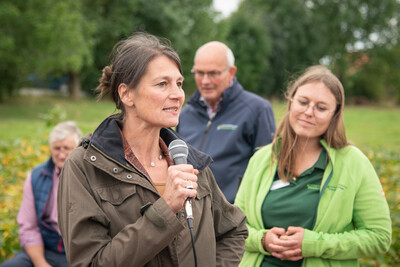 Agrarministerin Miriam Staudte (l.) auf dem LeguNet-Soja-Feldtag der Landwirtschaftskammer Niedersachsen in Blender im Kreis Verden.