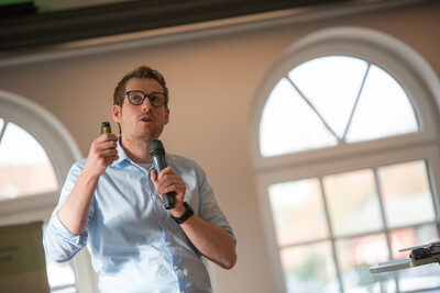 Timo Blecher von Feldsaaten Freudenberger referierte zum Thema 'Züchterische Leistungen erkennen und nutzen'. - © Christopher Hanraets Timo Blecher von Feldsaaten Freudenberger referierte zum Thema 'Züchterische Leistungen erkennen und nutzen'.