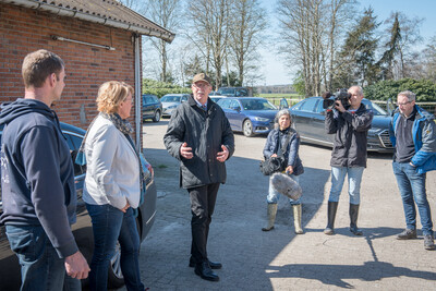 Landwirt Dirk Hanken (l.), Agrarministerin Barbara Otte-Kinast und Kammerpräsident Gerhard Schwetje beim Auftakt für das Projekt zur klimaschonenden Moornutzung (MoWa) am 11.04.2022 auf dem Hof von Dirk Hanken im Ipweger Moor bei Elsfleth.