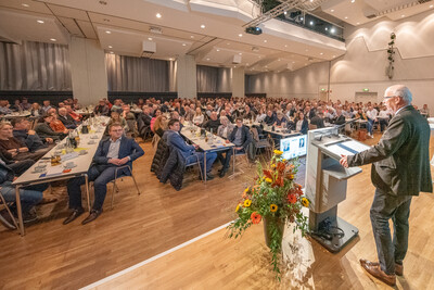 Gut 400 Besucherinnen und Besucher kamen am Dienstag (29.10.2024) zum Unternehmertag der Landwirtschaftskammer Niedersachsen in die Cloppenburger Stadthalle. Auf der Bühne ist Kammerpräsident Gerhard Schwetje zu sehen.