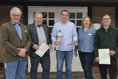 Pflanzgutwettbewerb 2025 (v.l.): Helge Johannes (SEG), Jan Dammann (2. Platz), Jan-Dirk Bartels (Betrieb Eike Meyer, 1. Platz) , LWK-Vizepräsidentin Dagmar Heyens, Tobias Sievers (Sonderkulturen GbR, 2. Platz, punktgleich mit Dammann). - © Dr. Jürgen Grocholl Pflanzgutwettbewerb 2025 (v.l.): Helge Johannes (SEG), Jan Dammann (2. Platz), Jan-Dirk Bartels (Betrieb Eike Meyer, 1. Platz) , LWK-Vizepräsidentin Dagmar Heyens, Tobias Sievers (Sonderkulturen GbR, 2. Platz, punktgleich mit Dammann).