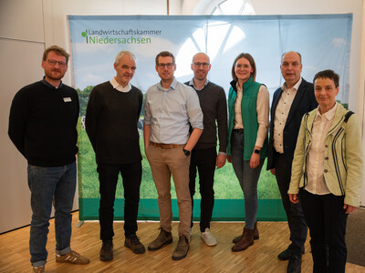 Referenten und Organisatoren (v.l.): Tammo Peters (LWK), Johannes Isselstein (Uni Göttingen), Timo Blecher (Feldsaaten Freudenberger), Fraederk Meppen, Maren Timmermann (Deutsche Saatveredelung), Manfred Tannen (LWK-Vizepräs.), Christine Kalzendorf (LWK) - © Christopher Hanraets Referenten und Organisatoren (v.l.): Tammo Peters (LWK), Johannes Isselstein (Uni Göttingen), Timo Blecher (Feldsaaten Freudenberger), Fraederk Meppen, Maren Timmermann (Deutsche Saatveredelung), Manfred Tannen (LWK-Vizepräs.), Christine Kalzendorf (LWK)