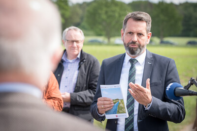 Umweltminister Olaf Lies spricht anlässlich der Unterzeichnung der Vereinbarung Der Niedersächsische Weg – Maßnahmenpaket für Natur-, Arten- und Gewässerschutz am 25.05.2020 in Wunstorf.