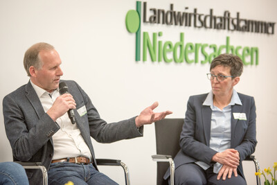 Martin Roberg (lAusschuss Arbeitnehmerberatung, Weiterbildung, l.) und die Jahrgangsbeste Elisabeth Brinkmann während der Ehrung der Jahrgangsbesten in der Aus- und Fortbildung am 21.02.2024 in Hannover.