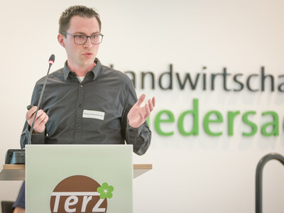 Markus Große-Coosmann (Gartenbau Paul Cox GmbH, Geldern) während der Abschlussveranstaltung für das Projekt 'TerZ - Einsatz torfreduzierter Substrate im Zierpflanzenbau' am 23.03.2023 in Hannover-Ahlem.