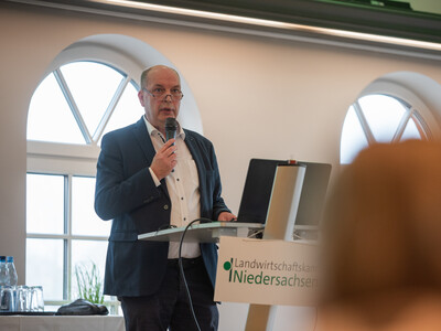 LWK-Vizepräsident Manfred Tannen eröffnete den 73. Grünlandtag in der Markthalle in Rodenkirchen. - © Christopher Hanraets LWK-Vizepräsident Manfred Tannen eröffnete den 73. Grünlandtag in der Markthalle in Rodenkirchen.