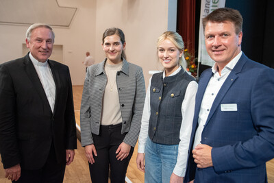 22. Unternehmertag am 29.10.2024 in Cloppenburg (v.l.): Weihbischof Wilfried Theising, Landwirtin Fenna de Beer, Agrarbloggerin Marie Hoffmann und der stellvertretende Kammerdirektor Stefan Ortmann.