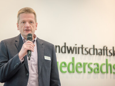 Michael Emmel vom LWK-Versuchswesen für Zierpflanzen während der Abschlussveranstaltung für das Projekt 'TerZ - Einsatz torfreduzierter Substrate im Zierpflanzenbau' am 23.03.2023 in Hannover-Ahlem.