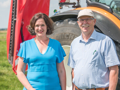 Umweltsenatorin Kathrin Moosdorf (l.) und Kammerpräsident Gerhard Schwetje auf dem Grünlandfeldtag der Landwirtschaftskammer Niedersachsen und der Senatorin für Umwelt, Klima und Wissenschaft am 06.08.2024 auf Hof Bavendamm im Bremer Blockland.