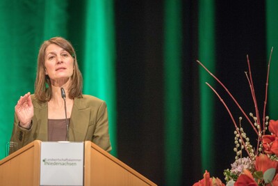 Die Landwirtschaftskammer sei eine verlässliche Partnerin, den Wandel in der Landwirtschaft im Austausch mit der Politik zu gestalten, sagte Niedersachsens Agrarministerin Miriam Staudte. Sie bedankte sich für die verlässliche, stabile Zusammenarbeit.