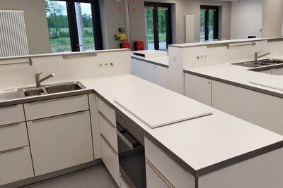 Ob für teambildende Maßnahmen oder Schulklassen: Die acht ausgestatteten Lehrküchen der Landwirtschaftskammer in Niedersachsen in Aurich stehen Interessierten zur Verfügung. - © Sabine Freese Ob für teambildende Maßnahmen oder Schulklassen: Die acht ausgestatteten Lehrküchen der Landwirtschaftskammer in Niedersachsen in Aurich stehen Interessierten zur Verfügung.