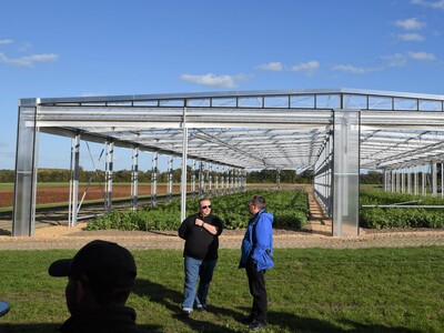 Der Rainshelter, ein automatisch arbeitendes Regenschutzdach, ist am Donnerstag, 6. Oktober 2022, in Hamerstorf (Landkreis Uelzen) eingeweiht worden. - © Jantje Ziegeler Der Rainshelter, ein automatisch arbeitendes Regenschutzdach, ist am Donnerstag, 6. Oktober 2022, in Hamerstorf (Landkreis Uelzen) eingeweiht worden.