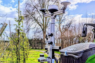 Teil des Projekts SAMSON: Die am Schlepper montierbare Sensorbox ist mit präzisen Sensoren und Kamerasystemen ausgestattet. Während üblicher Fahrten durch den Bestand erfasst sie einzelbaumweise die individuellen Daten. - © SAMSON, Institut für Technische Logistik, Technische Universität Hamburg Teil des Projekts SAMSON: Die am Schlepper montierbare Sensorbox ist mit präzisen Sensoren und Kamerasystemen ausgestattet. Während üblicher Fahrten durch den Bestand erfasst sie einzelbaumweise die individuellen Daten.