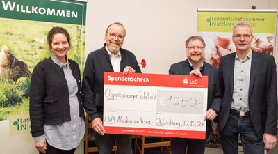 Spende an die Cloppenburger Tafel (v.l.): Friederike Gerken-Wiegmann (Bezirksstelle Oldenburg-Süd), Elmar Dubber (Cloppenburger Tafel), Kammerdirektor Dr. Bernd von Garmissen und Kreislandwirt Hubertus Berges.