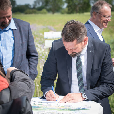 Umweltminister Olaf Lies unterzeichnet die Vereinbarung Der Niedersächsische Weg – Maßnahmenpaket für Natur-, Arten- und Gewässerschutz am 25.05.2020 in Wunstorf.